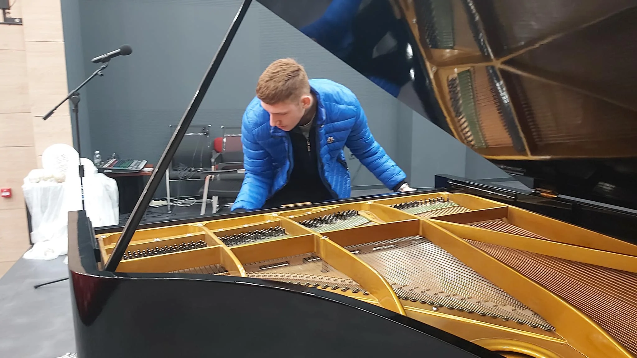 Majstor pri radu na klaviru