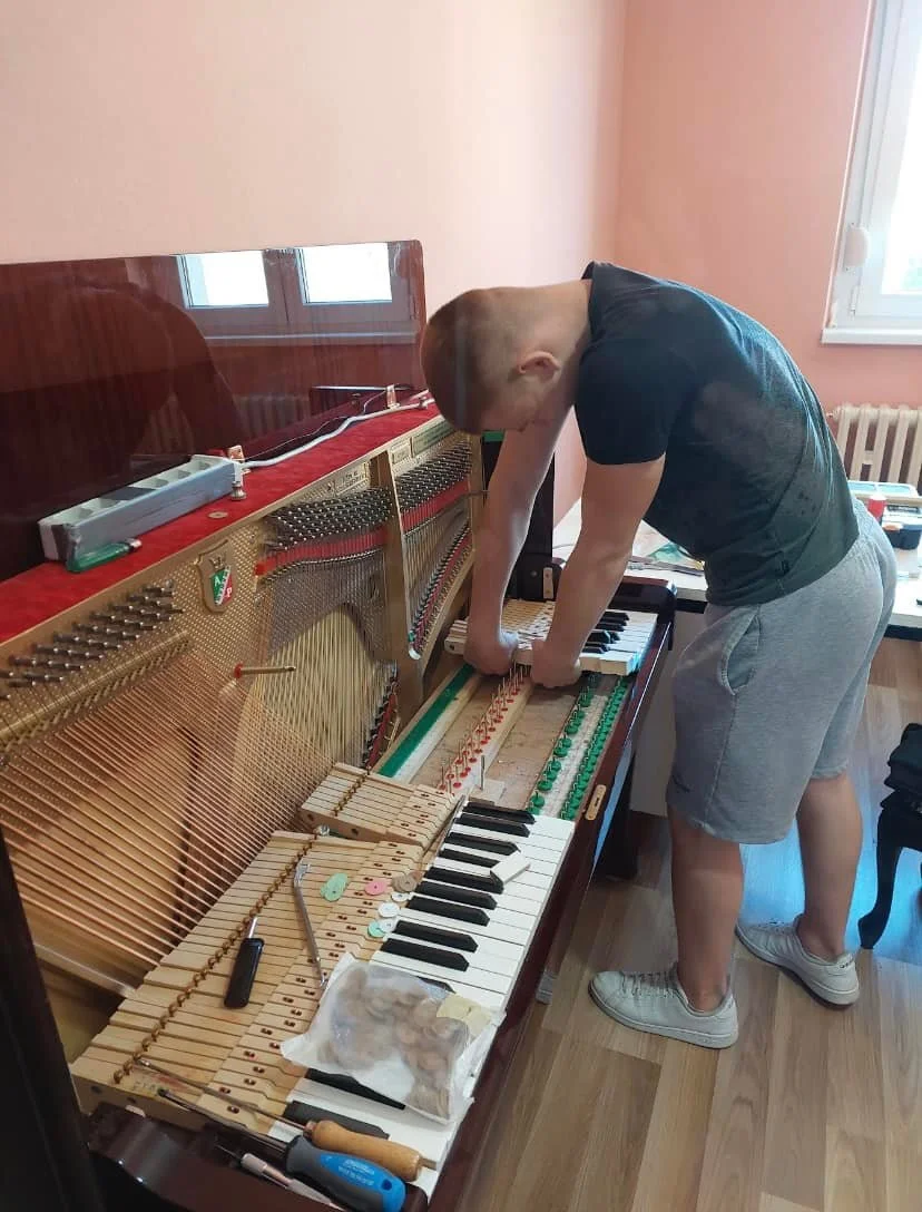 Majstor pri ugađanju klavira