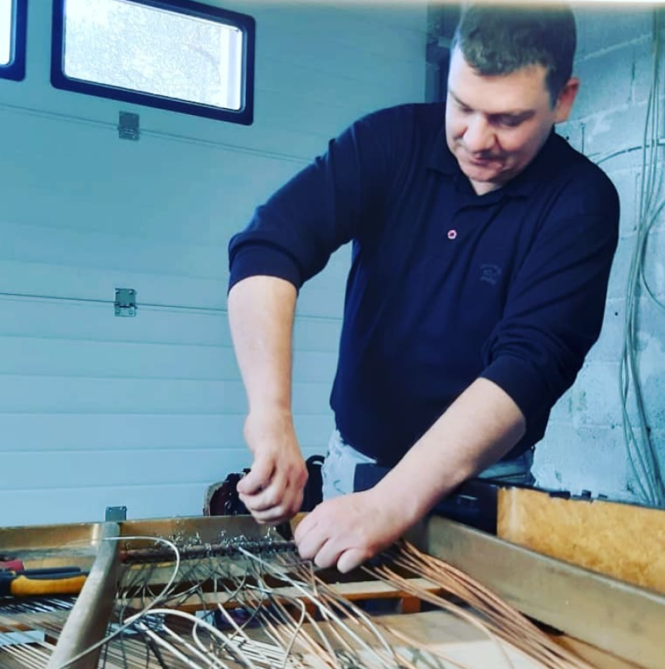 Majstor pri restauraciji klavira